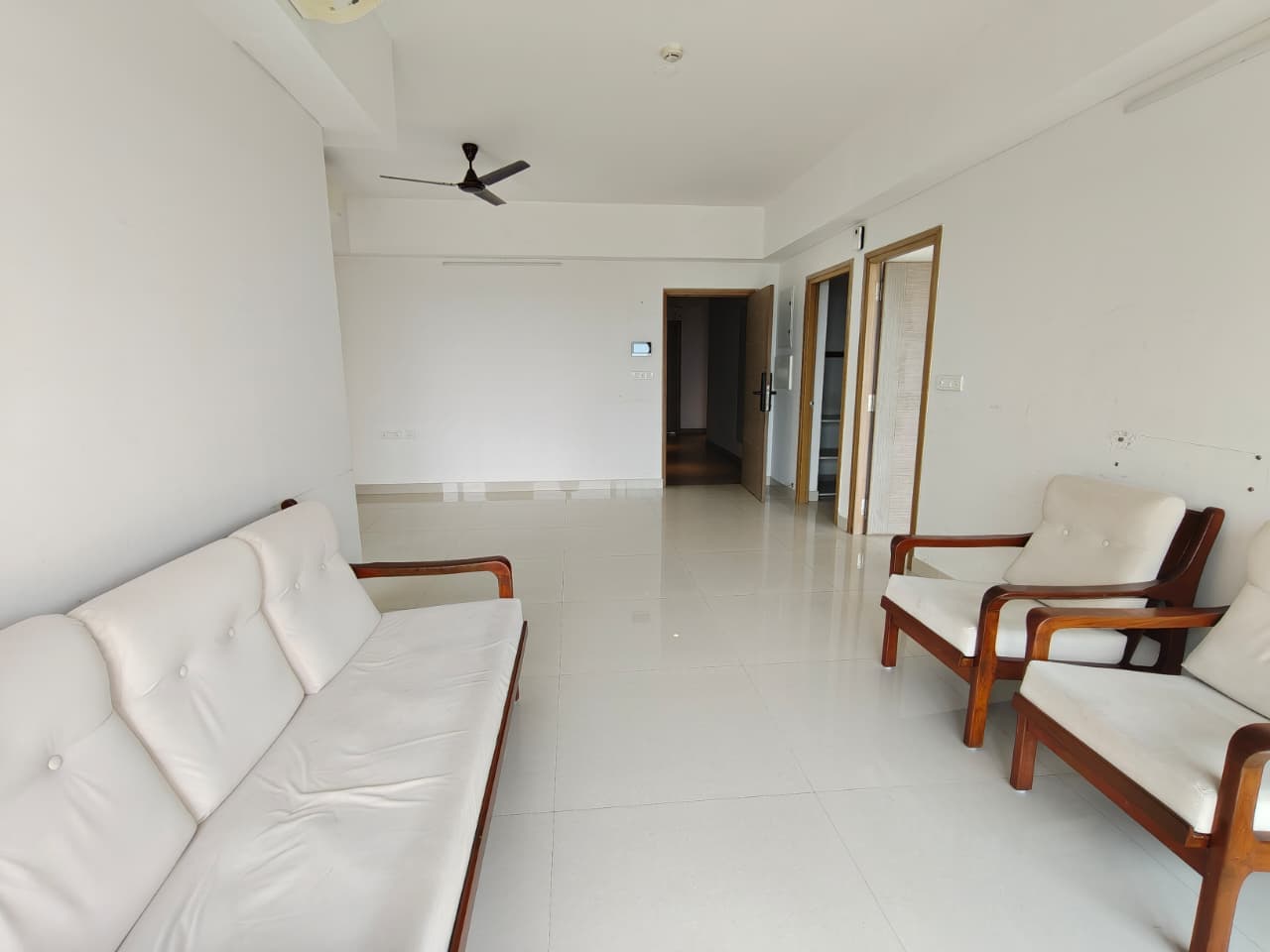 PS One10 — 3 BHK 3 Bath Semi-Furnished Flat for Rent — Photo 2