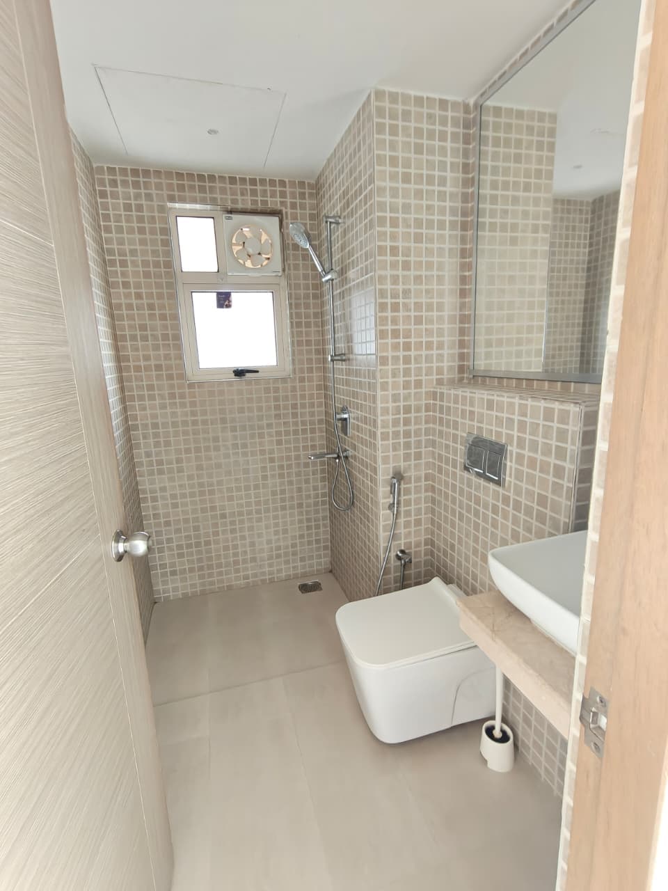 PS One10 — 3 BHK 3 Bath Semi-Furnished Flat for Rent — Photo 5