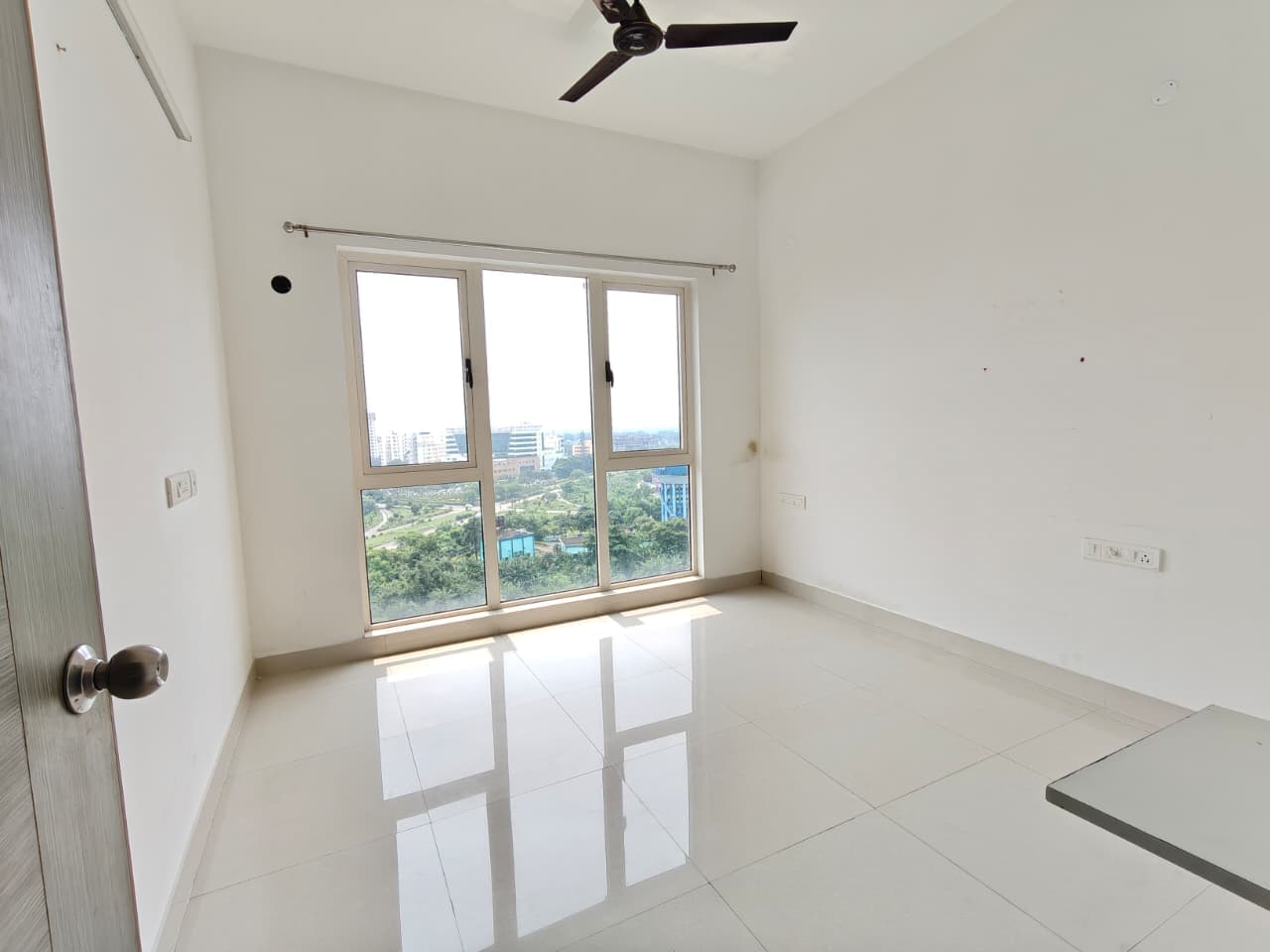 PS One10 — 3 BHK 3 Bath Semi-Furnished Flat for Rent — Photo 7