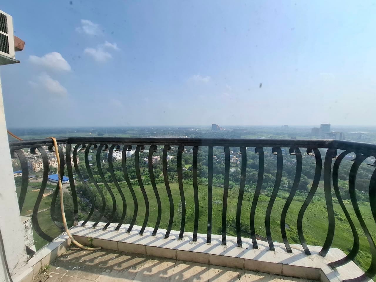 DLF New Town Heights — 3 BHK + Servant Room 2110 Sq.ft Resale — Photo 4