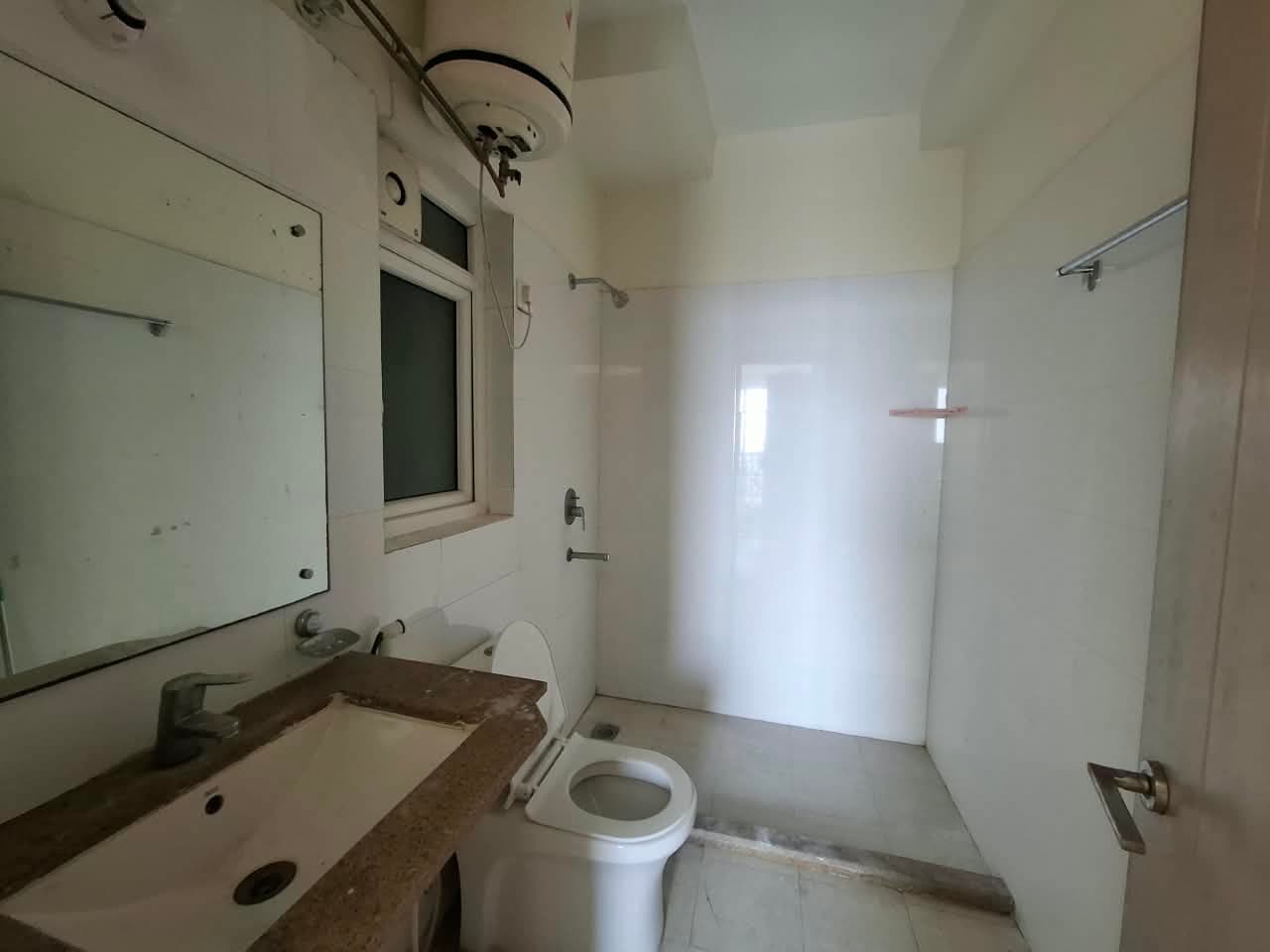 DLF New Town Heights — 3 BHK + Servant Room 2110 Sq.ft Resale — Photo 6