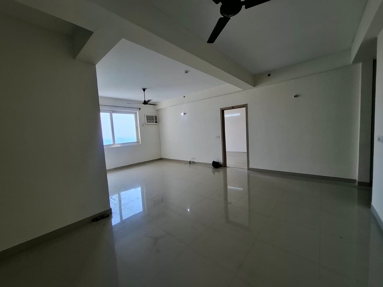 DLF New Town Heights — 3 BHK + Servant Room 2110 Sq.ft Resale — Photo 7
