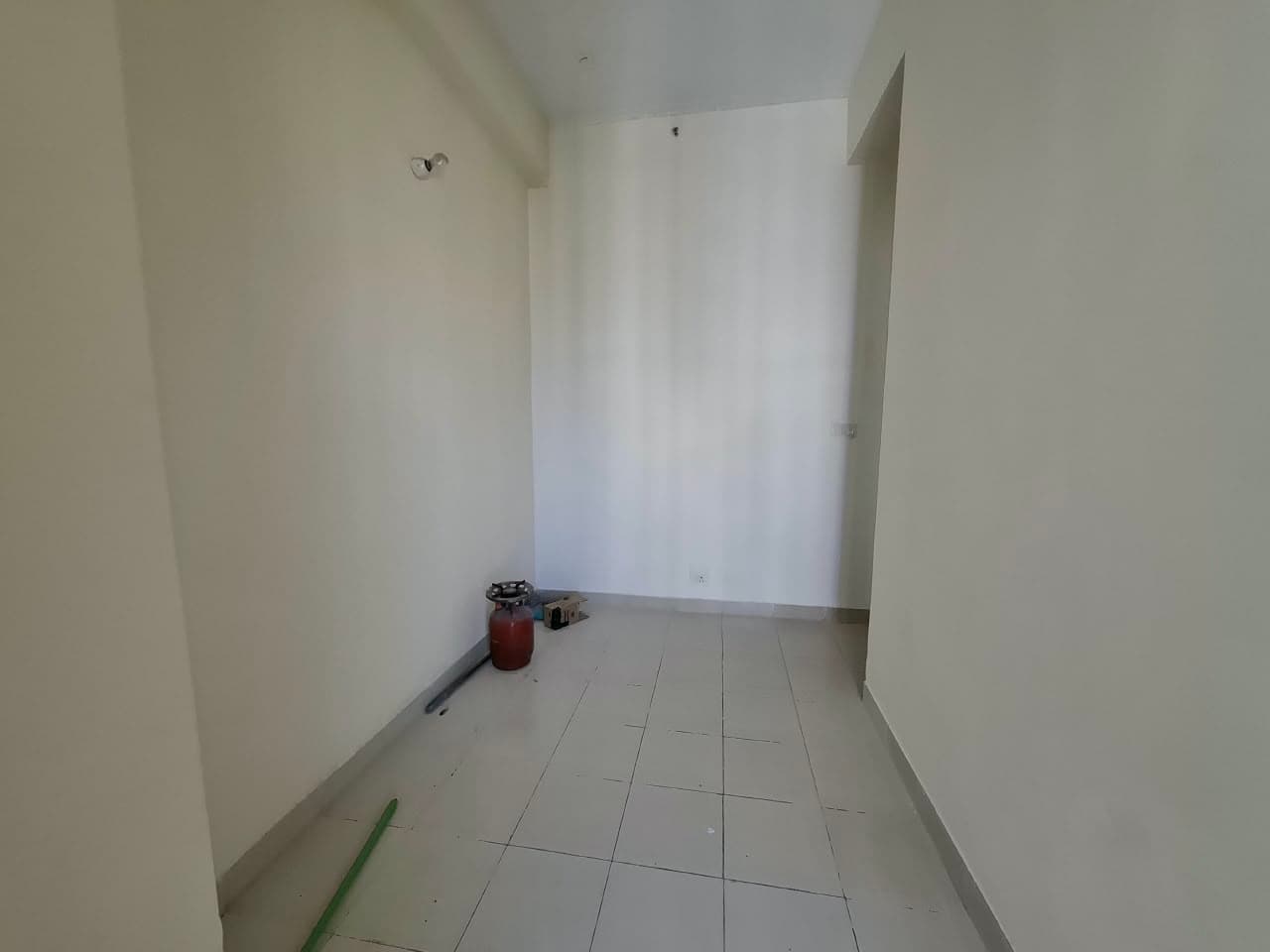 DLF New Town Heights — 3 BHK + Servant Room 2110 Sq.ft Resale — Photo 8