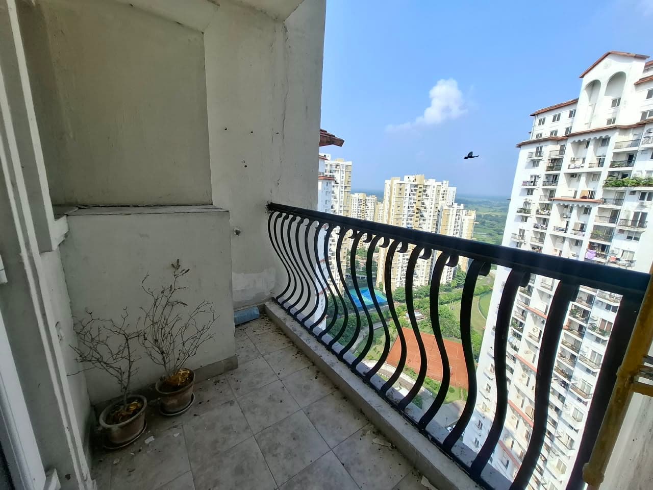 DLF New Town Heights — 3 BHK + Servant Room 2110 Sq.ft Resale — Photo 9
