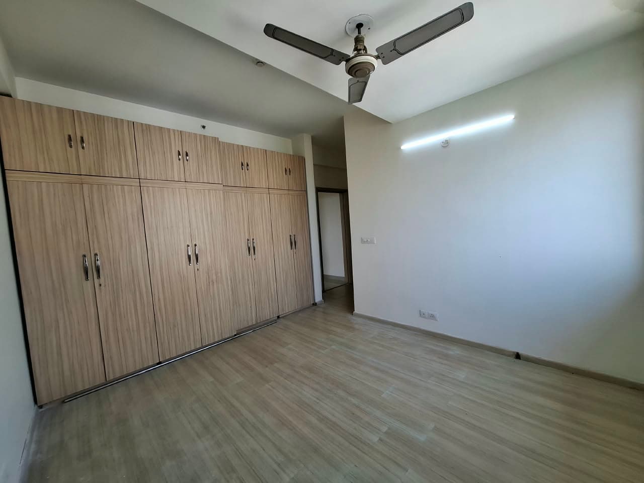 DLF New Town Heights — 3 BHK + Servant Room 2110 Sq.ft Resale — Photo 15