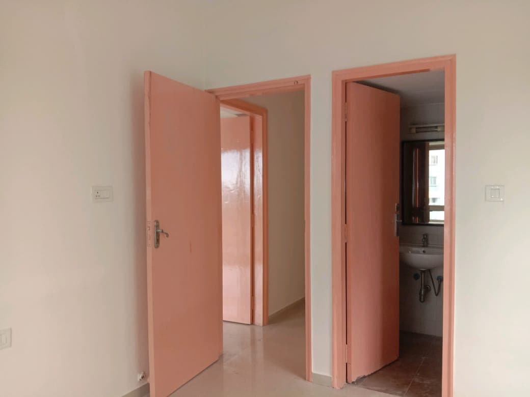TATA Eden Court — 3 BHK 10th Floor Semi-Furnished Resale — Photo 4