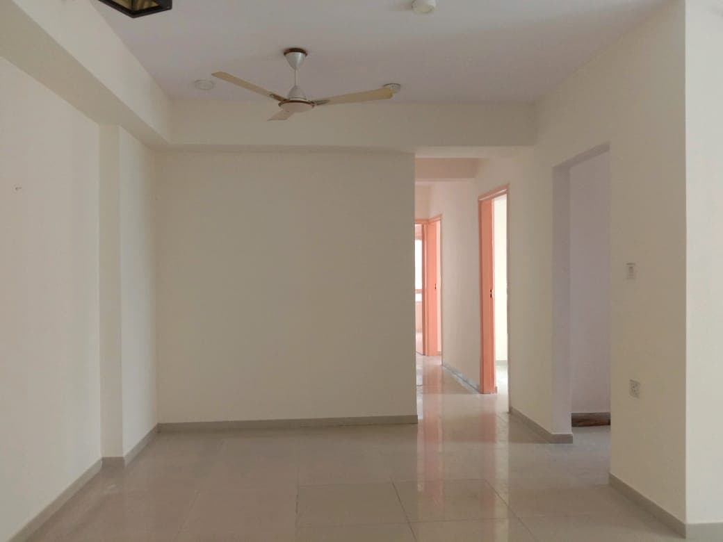 TATA Eden Court — 3 BHK 10th Floor Semi-Furnished Resale — Photo 6