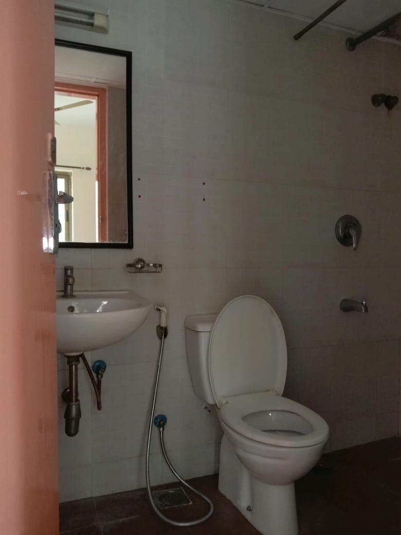 TATA Eden Court — 3 BHK 10th Floor Semi-Furnished Resale — Photo 7
