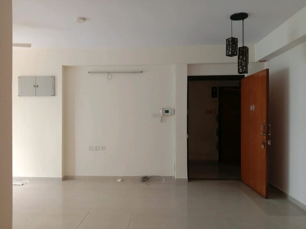 TATA Eden Court — 3 BHK 10th Floor Semi-Furnished Resale — Photo 10