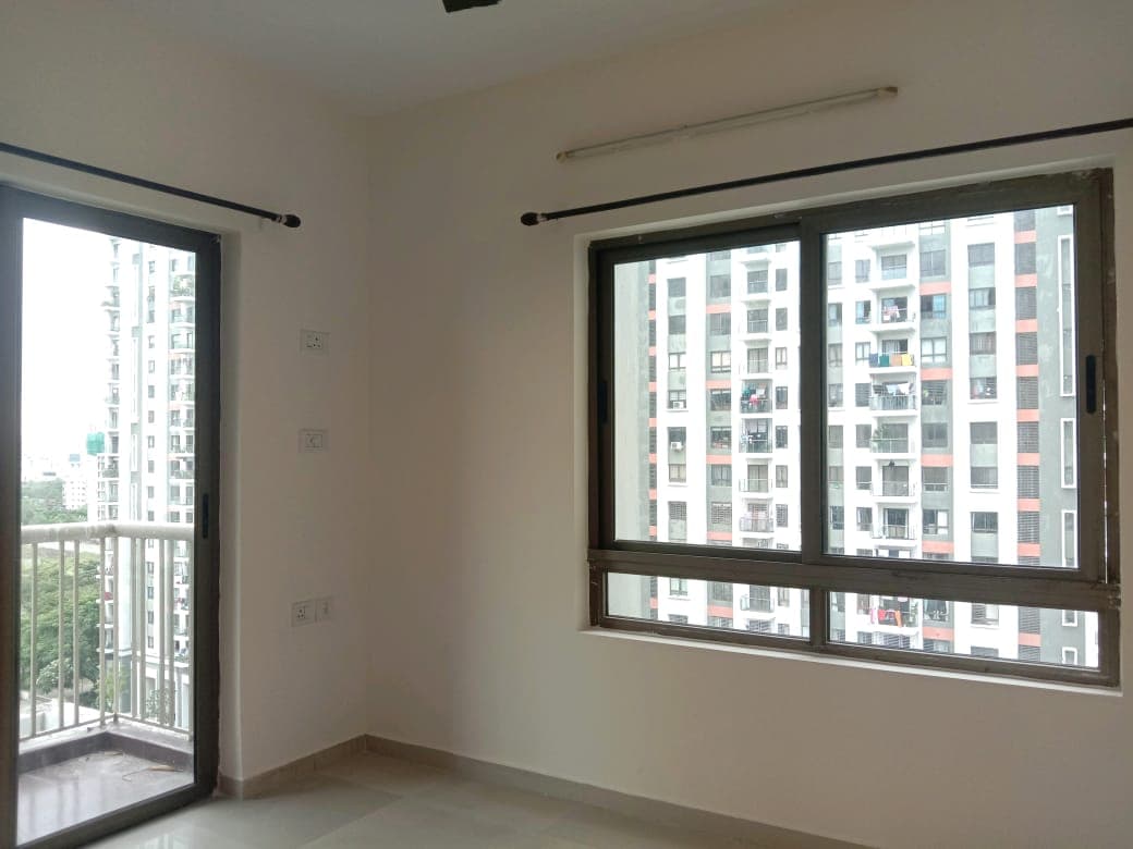 TATA Eden Court — 3 BHK 10th Floor Semi-Furnished Resale — Photo 14
